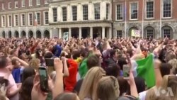 爱尔兰支持堕胎权的民众庆祝公投胜利