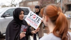 Farah Khan (kiri) yang memimpin kampanye Abandon Harris Michigan membujuk seorang calon pemilih untuk tidak memilih capres Partai Demokrat, Kamala Harris, dan memilih capres Partai Hijau Jill Stein di Dearborn, Michigan, 4 November 2024. (Foto: David Goldman/AP Photo)