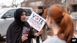 Farah Khan (kiri) yang memimpin kampanye Abandon Harris Michigan membujuk seorang calon pemilih untuk tidak memilih capres Partai Demokrat, Kamala Harris, dan memilih capres Partai Hijau Jill Stein di Dearborn, Michigan, 4 November 2024. (Foto: David Goldman/AP Photo)