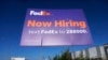 Un cartel que anuncia la contratación de personal en FedEx, el miércoles 4 de septiembre de 2024, en Grimes, Iowa. (Foto AP/Charlie Neibergall)