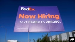 Un cartel que anuncia la contratación de personal en FedEx, el miércoles 4 de septiembre de 2024, en Grimes, Iowa. (Foto AP/Charlie Neibergall)