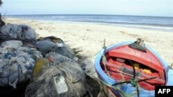 ARCHIVES - Un bateau de pêcheur sur une plage de Sounine, en Tunisie, mardi 15 février 2011.