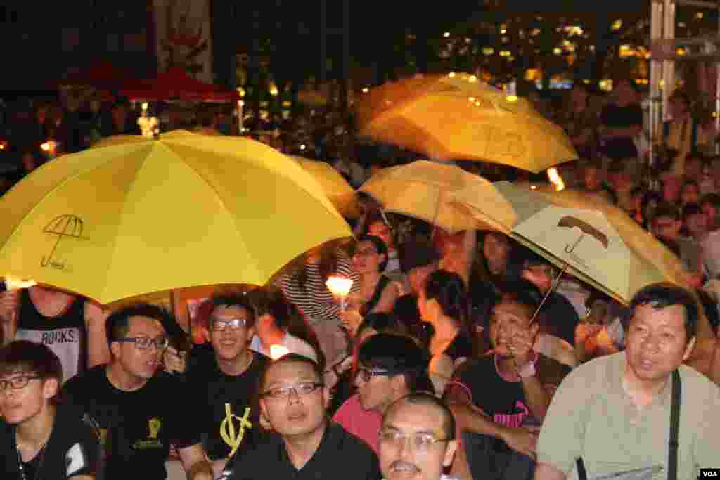 十万港人在维园举行纪念六四26周年烛光晚会（美国之音海彦拍摄）