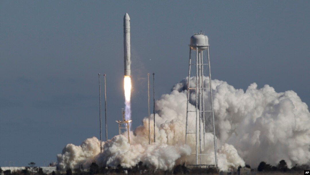 Orbital Sciences Corporation meluncurkan roket pertamanya, roket Antares dari fasilitas peluncuran NASA di kepulauan Wallops, negara bagian Virginia, Minggu (21/4).