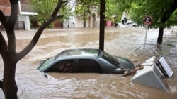 Sebuah mobil terlihat saat banjir melanda Kota Bahia Blanca, provinsi Buenos Aires, Argentina, 7 Maret 2025. (Foto: REUTERS/Juan Sebastian Lobos)