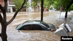 Sebuah mobil terlihat saat banjir melanda Kota Bahia Blanca, provinsi Buenos Aires, Argentina, 7 Maret 2025. (Foto: REUTERS/Juan Sebastian Lobos)