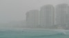 Los turistas se bañan en una playa mientras la tormenta tropical Helene se acerca a la Península de Yucatán, en Cancún, México, 24 de septiembre de 2024. REUTERS