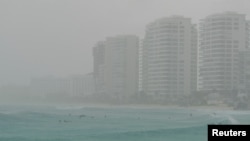 Los turistas se bañan en una playa mientras la tormenta tropical Helene se acerca a la Península de Yucatán, en Cancún, México, 24 de septiembre de 2024. REUTERS