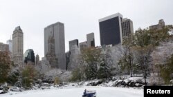 Más de cuatro pulgadas de nieve están en las calles y parques de Nueva York. Arrecia el frío.