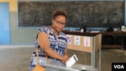A woman votes in Gaborone during the Oct. 23 general elections. (Mqondisi Dube/VOA)