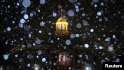 La nieve cae sobre la cúpula del Capitolio de Estados Unidos, en Washington, el 21 de diciembre de 2022.