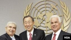 Sekjen PBB Ban Ki-moon diapit oleh Presiden Siprus Yunani, Demetris Christofias (kiri) dan pemimpin Siprus Turki Dervis Eroglu (kanan) dalam pembicaraan di New York, Kamis.