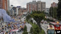 Manifestantes marchan por las calles de Bogotá en contra de las reformas del Gobierno de Gustavo Petro, el 26 de septiembre de 2022.