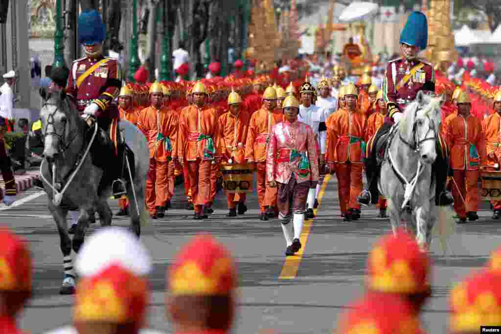 Participants take part in the Royal Cremation ceremony of Thailand's late King Bhumibol Adulyadej near the Grand Palace in Bangkok, Thailand, October 26, 2017. REUTERS/Damir Sagolj - RC1EC28E5700