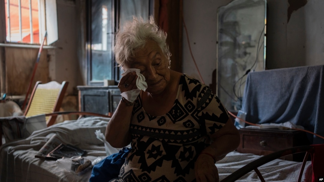 ARCHIVO - Margarita Salazar, de 82 años, se limpia el sudor en su hogar en Veracruz, México, el 16 de junio de 2024.
