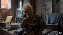 ARCHIVO - Margarita Salazar, de 82 años, se limpia el sudor en su hogar en Veracruz, México, el 16 de junio de 2024.
