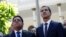 Chủ tịc Quốc hội lập hiến của Venezuela Juan Guaido (phải) và cấp phó của ông, Edgar Zambrano, rời quốc hội sau một buổi làm việc. Ông Zambrano bị tình báo Venezuela bắt hôm 8/5.