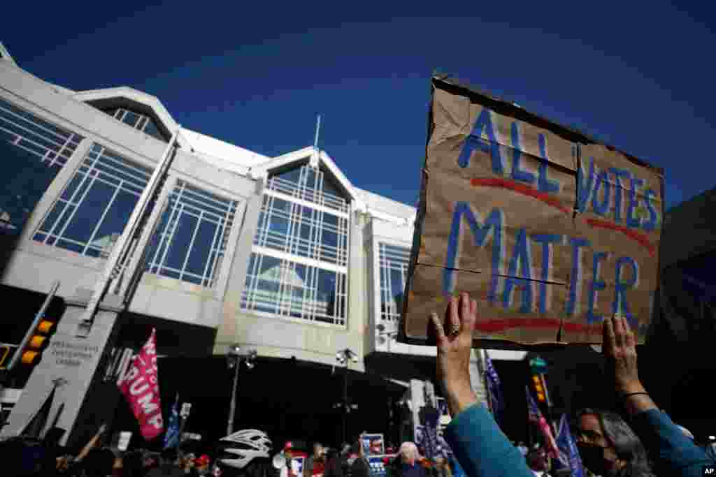 미국 선거 개표가 계속되고 있는 필라델피아의 펜실베이니아 컨벤션 센터 앞에서 시민들이 모든 투표의 개표를 요구하는 시위를 했다.