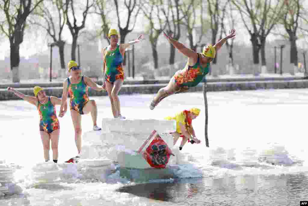 A woman dives into a partly frozen lake in Shenyang in China&#39;s northeastern Liaoning province.