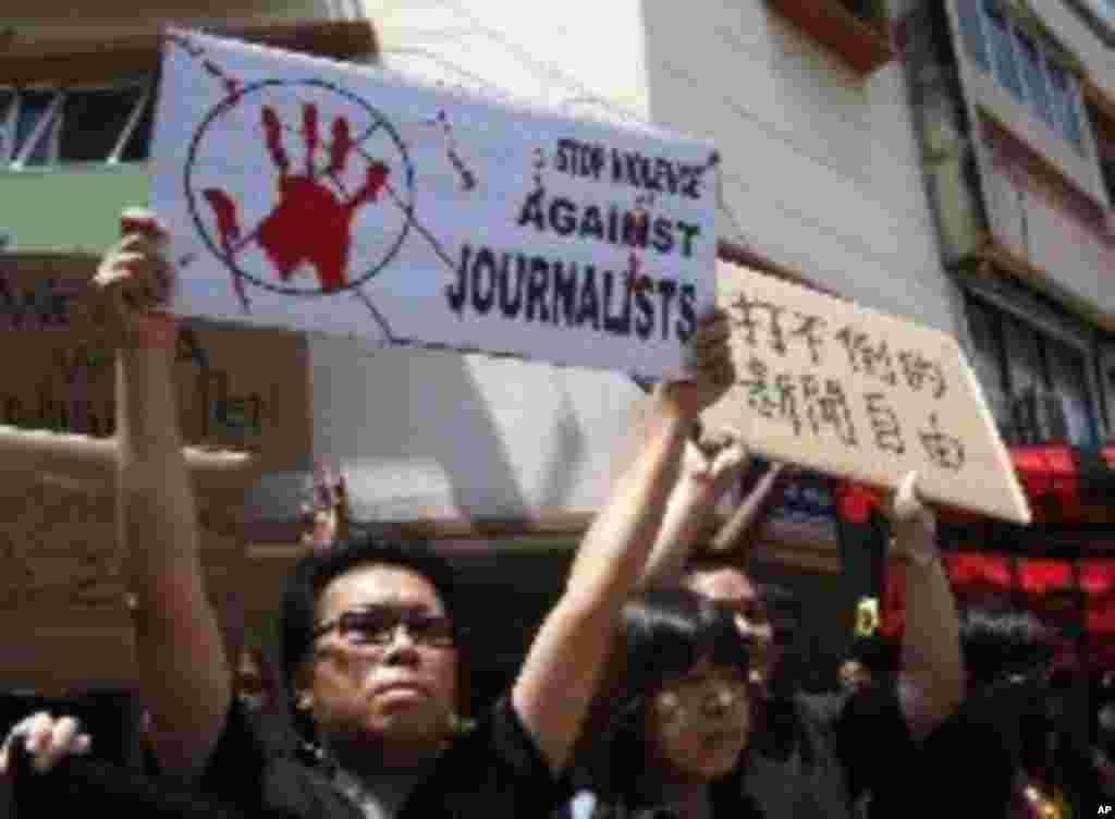 Anggota pers dalam aksi demonstrasi merayakan Hari Kebebasan Pers di Kuala Lumpur, Malaysia, 3 Mei 2012 (AP).