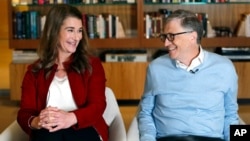 រូបឯកសារ៖ អ្នកស្រី Melinda Gates និង​លោក Bill Gates ញញឹម​ដាក់គ្នា​ទៅវិញ​ទៅមក​ក្នុងពេល​សម្ភាសន៍​មួយ នៅ​រដ្ឋវ៉ាស៊ីនតោន កាលពី​ថ្ងៃទី១ ខែកុម្ភៈ ឆ្នាំ២០១៩។