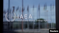 FILE: Logo Badan Tenaga Atom Internasional (IAEA) di kantor pusat di Wina, Austria, 11 April 2024. (Leonhard Foeger/REUTERS)