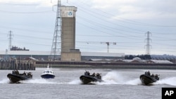 Polisi dan pasukan Angkatan Laut Inggris melakukan latihan bersama pengamanan Olimpiade di sungai Thames, London (foto: dok). 