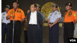 Wakil Presiden Jusuf Kalla dan Ketua Basarnas FHB Soelistyo jelaskan perkembangan hilangnya pesawat AirAsia di Kantor Basarnas, Minggu (28/12). (VOA/Fathiyah Wardah)