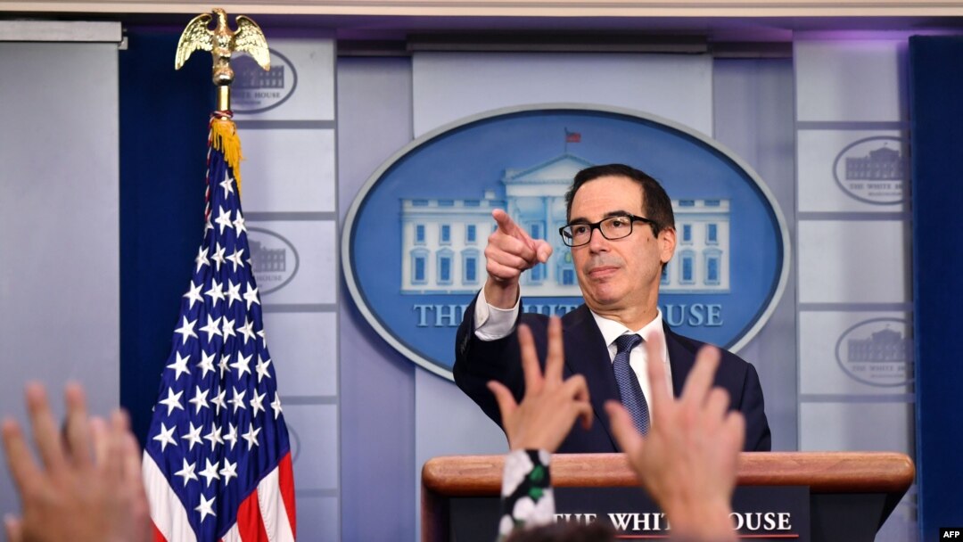 AQSh Moliya vaziri Stiven Mnuchin Oq uyda jurnalistlarga ma'lumot bermoqda, 2019-yil, 11-oktabr
