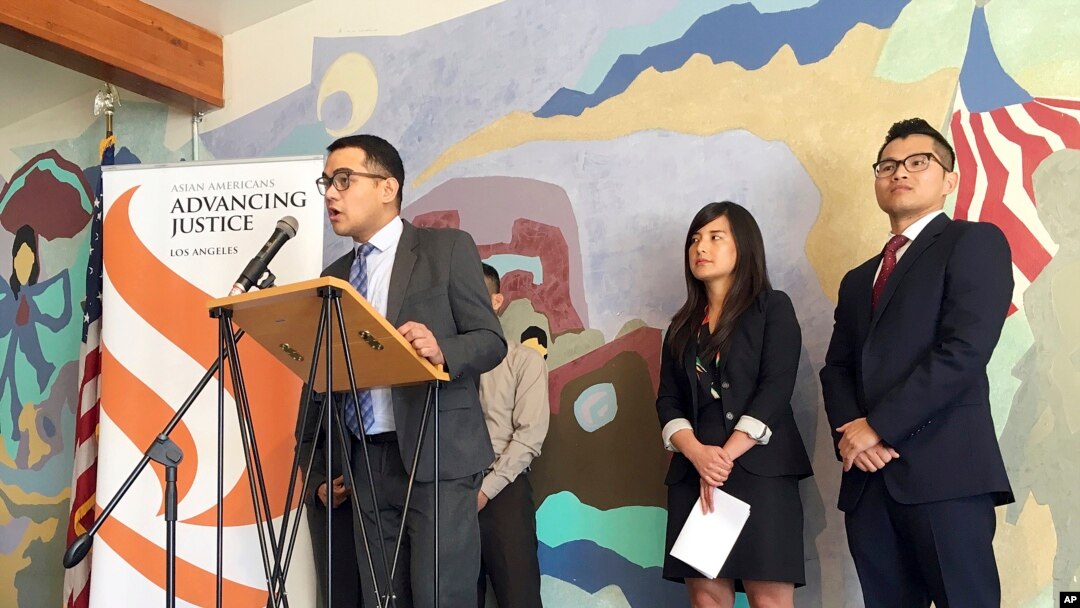 Luật sư Christopher Lapinig phát biểu tại cuộc họp báo ở Santa Ana, California, ngày 28/2/2018.