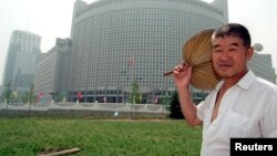 一位北京居民走过北京的中国外交部大楼 （资料照片）