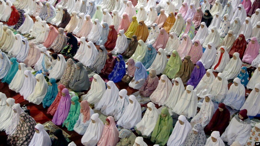Perempuan Muslim Indonesia di Jakarta melakukan salat tarawih pertama di masjid Istiqlal hari Minggu malam (5/6).