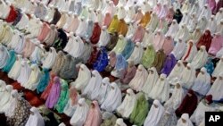 Perempuan Muslim Indonesia di Jakarta melakukan salat tarawih pertama di masjid Istiqlal hari Minggu malam (5/6).