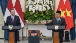 Presiden Indonesia Prabowo Subianto (kanan) dalam konferensi pers bersama dengan Sekretaris Jenderal Partai Komunis Vietnam To Lam (kiri) di Istana Kepresidenan di Jakarta, 10 Maret 2025. (BAY ISMOYO / AFP)