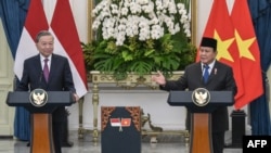 Presiden Indonesia Prabowo Subianto (kanan) dalam konferensi pers bersama dengan Sekretaris Jenderal Partai Komunis Vietnam To Lam (kiri) di Istana Kepresidenan di Jakarta, 10 Maret 2025. (BAY ISMOYO / AFP)