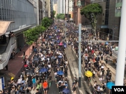 Protesters march toward Causeway Bay in Wan Chai，Hong Kong, July 28, 2019. (Dahai Han/VOA Mandarin Service)