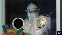 18일 한국 서울의 신종 코로나바이러스 임시 검사소.