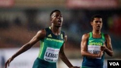  Kijana Tshenolo Lemao akimaliza fainali ya mita 100m kwa wavulana mjini Nairobi, Pembeni ni mshiriki Dos Santos kutoka Brazil. 
