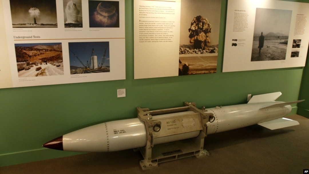 Prazna B61 višenamenska termonuklearna taktička bomba izložena u Muzeju atomskih proba, 11. febraura 2005, u Las Vegasu. (AP Photo/Joe Cavaretta)