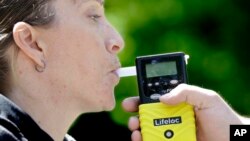 Alat breathalyzer digunakan untuk mendeteksi kandungan alkohol pada pengendara mobil (foto: ilustrasi). Owlstone Medical mengembangkan breathalyzer dengan masker untuk mendeteksi kanker. 