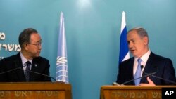 Sekjen PBB Ban Ki-moon (kiri) memberikan konferensi pers bersama PM Israel Benjamin Netanyahu usai pertemuan di Yerusalem hari Selasa (20/10).