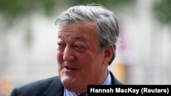 Aktor Stephen Fry menghadiri sebuah acara di Westminster Abbey, di London, Inggris, 11 September 2018. (Foto: Hannah McKay/Reuters)