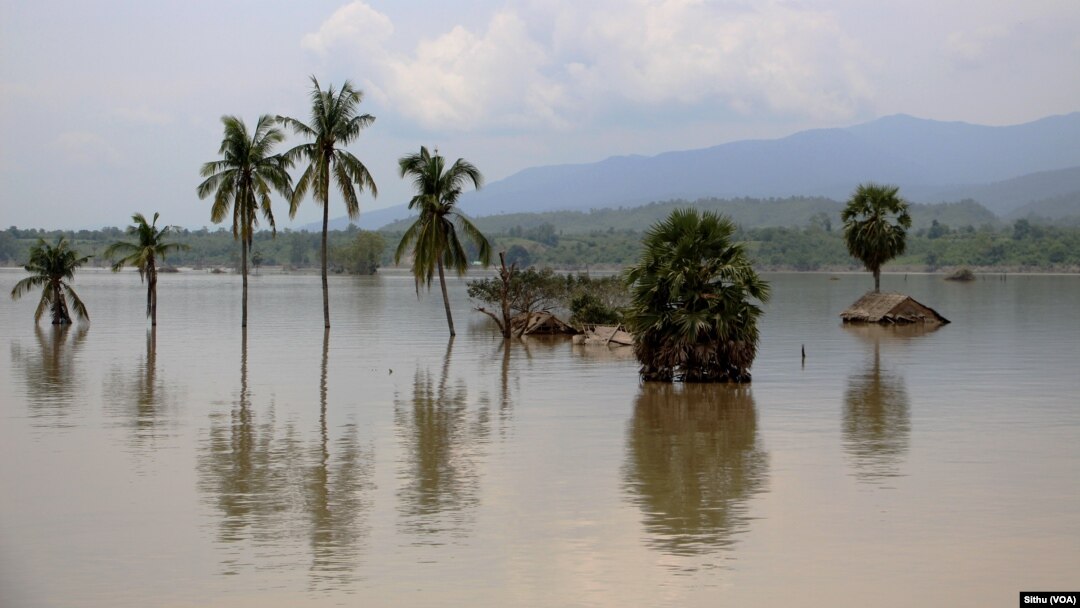 Rumah-rumah penduduk di dekat Mandalay, Myanmar digenangi oleh banjir, Rabu (5/8).