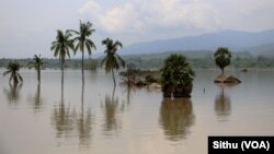 Rumah-rumah penduduk di dekat Mandalay, Myanmar digenangi oleh banjir, Rabu (5/8).