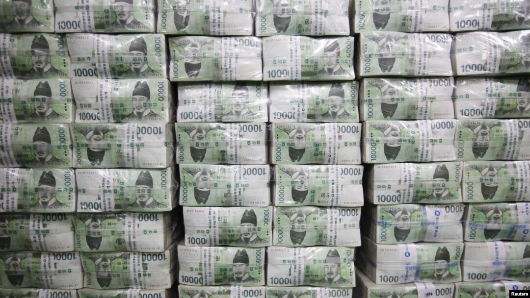 Tumpukan uang di Bank of Korea di Seoul (Foto: dok). Korea Selatan dan Jepang sepakat untuk mengurangi besarnya pengaturan pertukaran mata uang antar kedua negara akhir bulan ini. 
