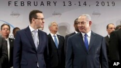 Perdana Menteri Polandia Mateusz Morawiecki (kiri) dan Perdana Menteri Israel Benjamin Netanyahu (kanan), menghadiri foto grup selama pertemuan di Warsawa, Polandia, 14 Februari 2019. (Foto: dok).