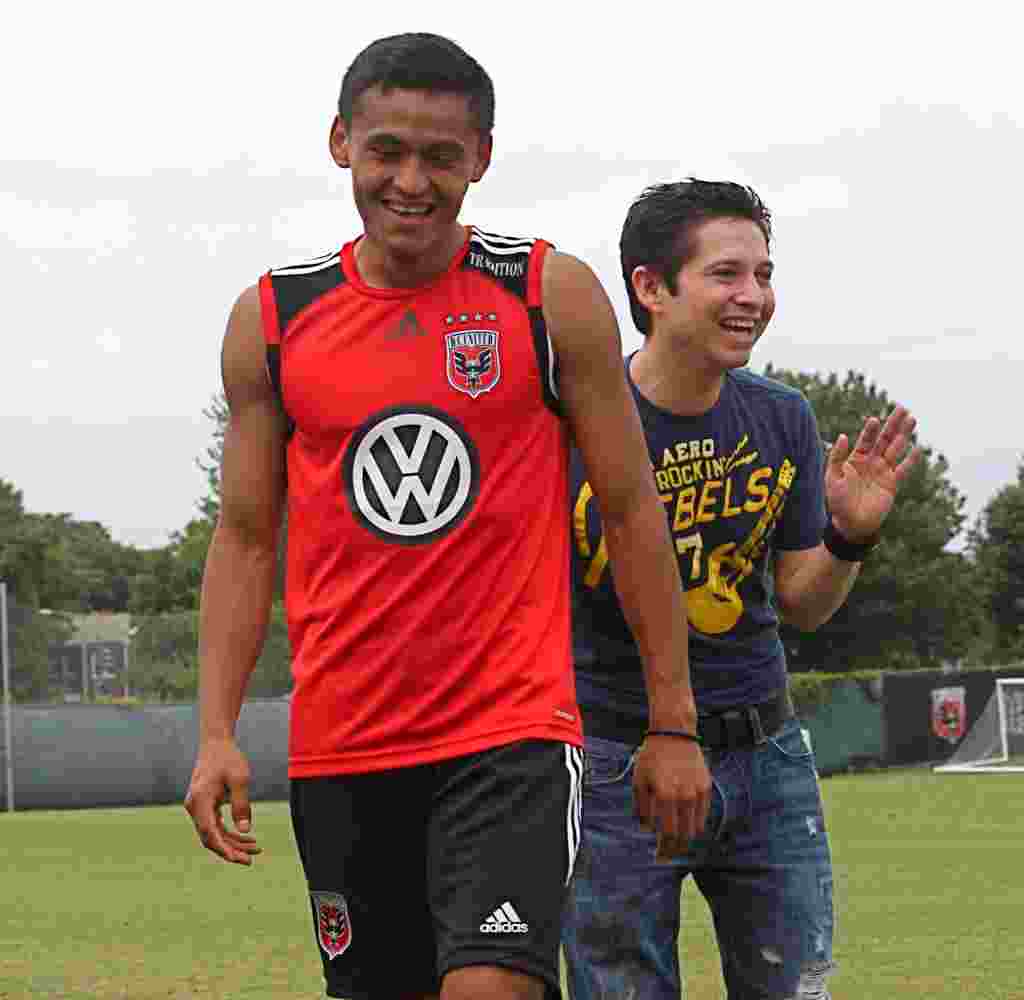 Detras de camaras el equipo de la Voz de America le roba una sonrisa a Andy.