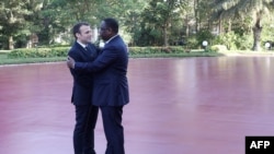 Le président sénégalais Macky Sall, à droite, accueille son homologue français Emmanuel Macron au palais présidentiel de Dakar, le 2 février 2018..