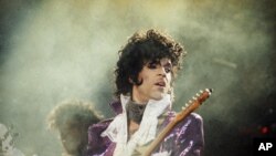 Prince saat menggelar konser di California tahun 1985 (Foto: Heung Shing/Associated Press)