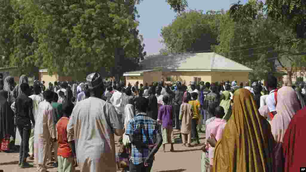 La population se rassemble à l&#39;extérieur de l&#39;hôpital général où les filles kidnappées par Boko Haram sont soignées, Dapchi, au Nigeria, le 21 mars 2018.